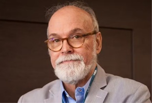 foto de carlos primo braga, autor do artigo A Geopolítica da Economia do Plástico
