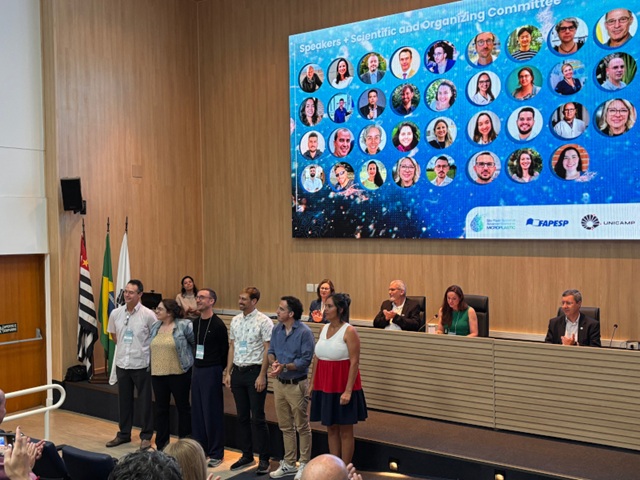 foto dos conferencistas do evento Escola São Paulo de Ciência Avançada em Microplásticos, remete a matéria 10.726 substâncias que nenhum governo avaliou, e uma negociação que tirou o assunto da mesa