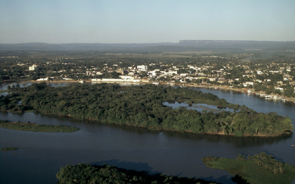 Vista do rio Paraguai na cidade de Cáceres, Mato Grosso  © Juan Pratginestos / WWF
