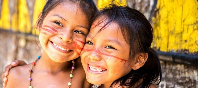 foto de duas crianças indígenas, remete a matéria Dia dos Povos Indígenas