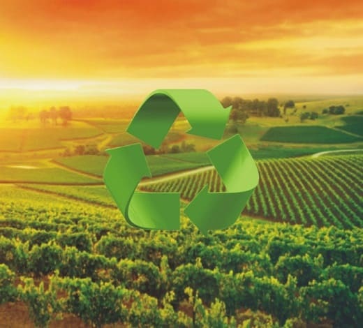imagem de campo de agricultura com o simbolo da reciclagem sobreposto, remete a matéria COP28 surpreende e marca o início do fim dos combustíveis fósseis