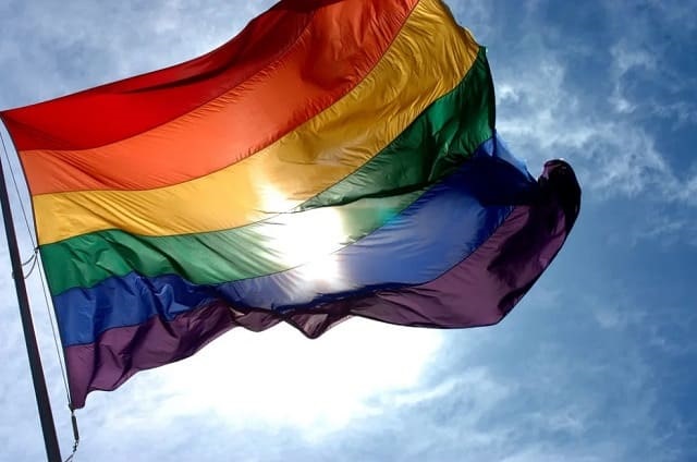 foto mostra bandeira LGBTQIA+, remete a matéria Prêmio Viaja Bi! 2024: os melhores destinos LGBTQIA+