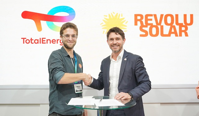 foto mostra Eduardo Avila, Diretor Executivo da Revolusolar apertando a mão de Charles Fernandes, Country Chair e Diretor Geral da TotalEnergies EP Brasil simbolizando a parceria entre as empresas