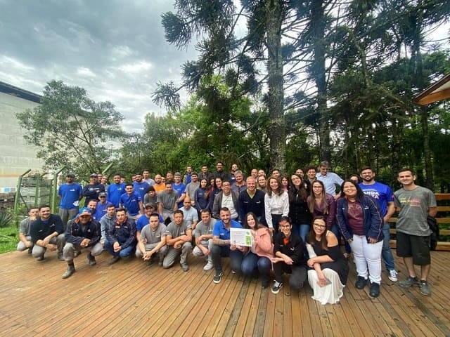 foto reúne pessoas da SPVS e Tintas Verginia, celebrando a parceria