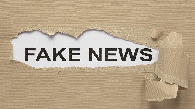 imagem mostra uma parede e ao descascá-la, aparece a palavra fake news embaixo, remete a matéria Itaú Unibanco lança plataforma #ÉFake para combater notícias falsas sobre o banco