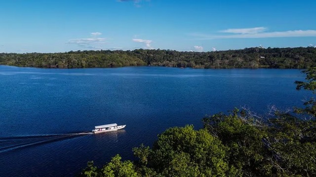 Na imagem a comunidade de Tumbira, às margens do Rio Negro, remete a matéria Amazônia pode atingir ponto de não retorno até 2050