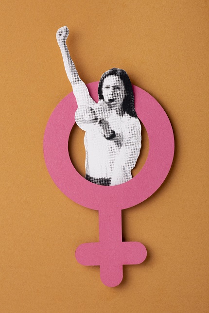 imagem mostra uma mulher no megafone e o simbolo feminino, remete a matéria dia internacional da mulher