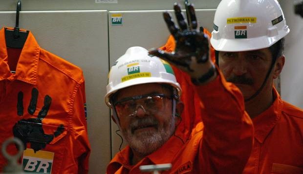 foto mostra o presidente lula com as mãos sujAS DE PETRÓLEO, REMETE A matéria Conferência de Bonn é sequestrada por financiamento e naufraga