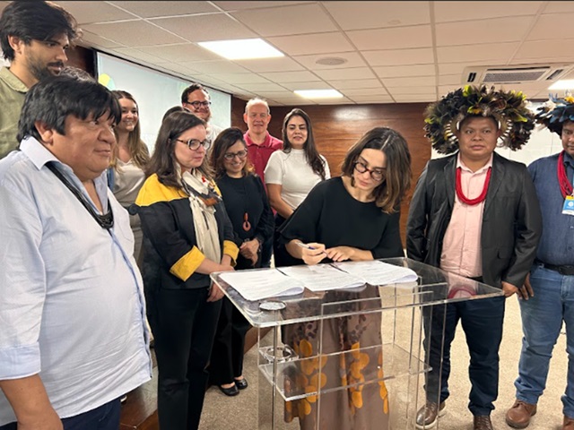 foto mostra a assinatura do contrato entre embratur e instituto semeia