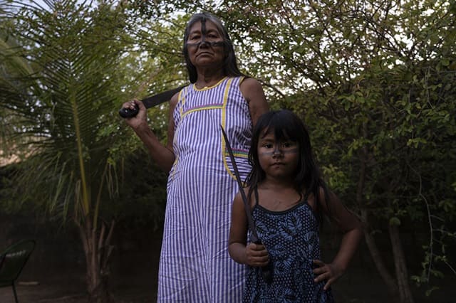 foto de tuíre kayapó e sua neta