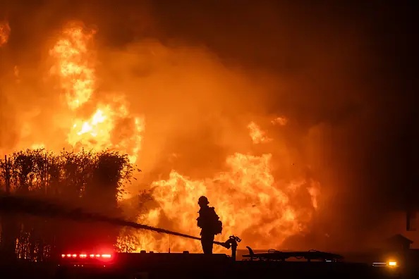 foto de inc~endio na Califórnia, remete ao artigo 2024: O ano em que o clima cobrou sua conta