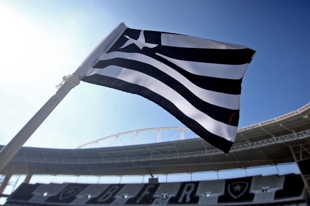 foto da bandeira do botafogo no estádio nilton santos