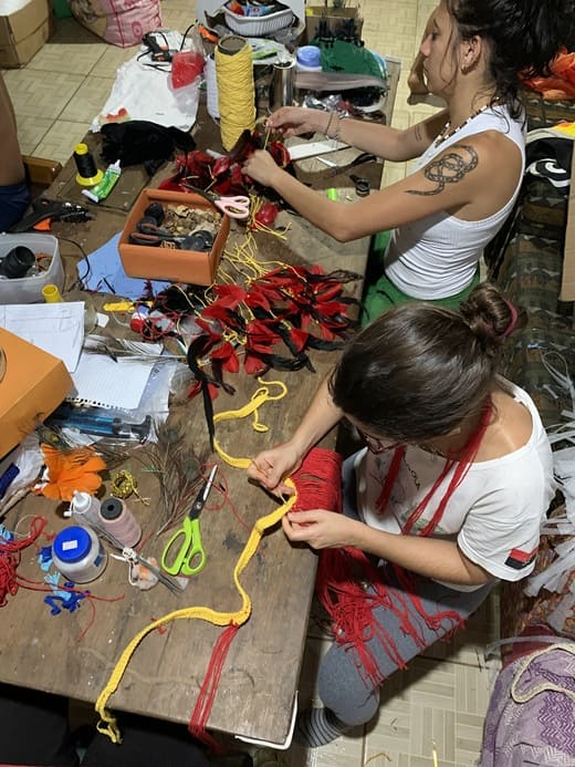 foto mostra a confecção dos figurinos feito pelos voluntários do NAPRA para o festival de Nazaré