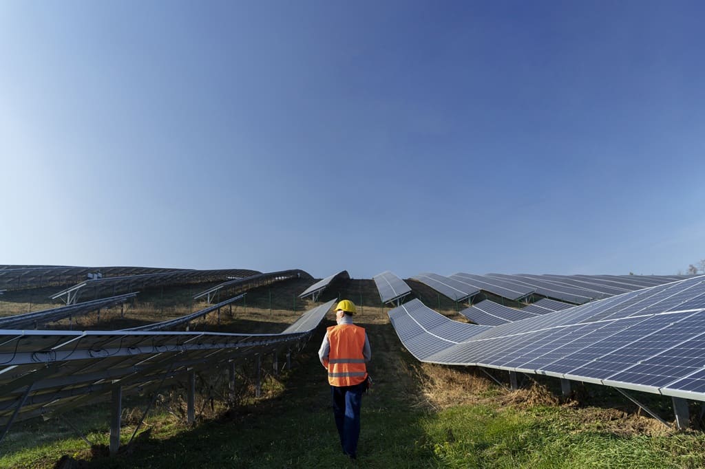 foto mostra homem andando em volta de usina fotovoltaica, remete a matéria Braskem desenvolve inovações para a geração de energia solar