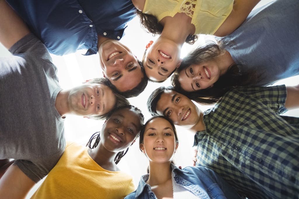 foto de várias pessoas reunidas simbolizando diversidade e inclusão, remete a matéria Estatais Federais reforçam compromisso em defesa da diversidade nas empresas