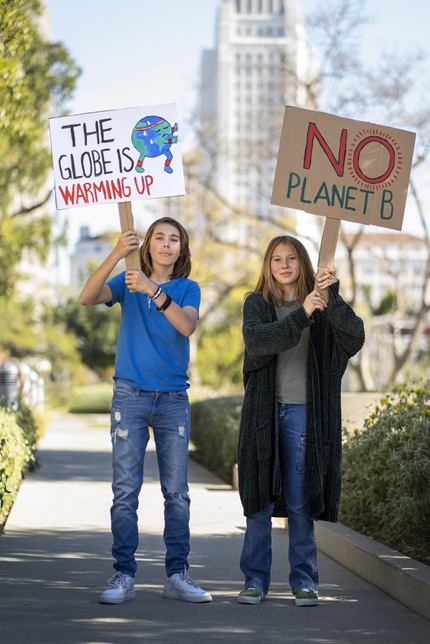 foto mostra duas jovens protestando sobre o aquecimento global, remete a matéria Al Gore quer formar novos líderes contra as mudanças climáticas no Brasil 