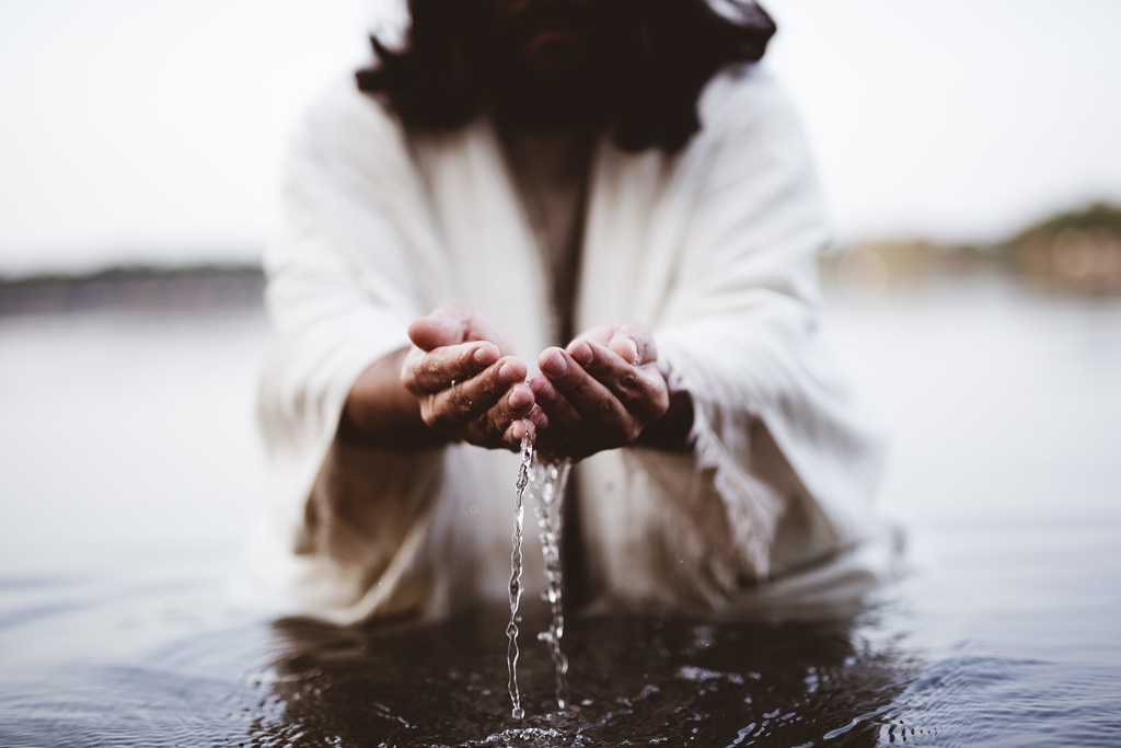 foto mostra jesus cristo em um rio, remete ao artigo paixão