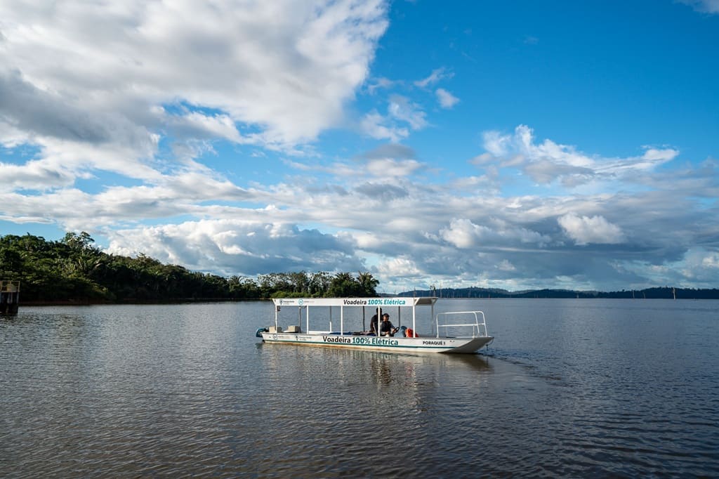 foto de voadeira elétrica da usina de belo monte