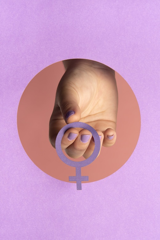 foto de uma mão feminina segurando o símbolo da mulher, remete a matéria da fiesp