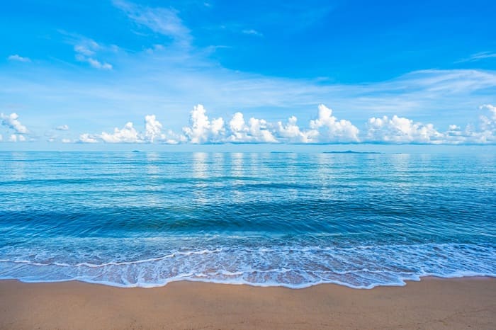 foto de uma praia, remete a aprovação da lei do mar