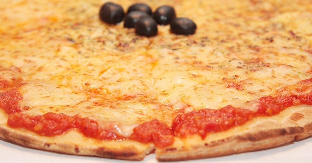 foto de pizza de muçarela, remete a matéria Pesquisa estima quanto tempo de vida saudável perdemos comendo mal